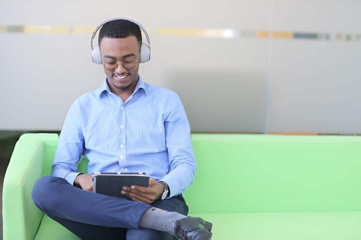 The Greener Side of Hybrid Work: How Remote Collaboration Can Benefit the Plane