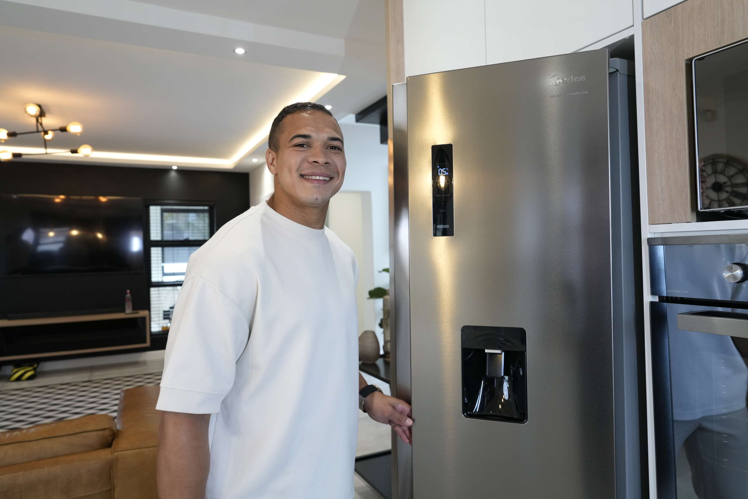 Midea Teams Up with Rugby Superstar Cheslin Kolbe