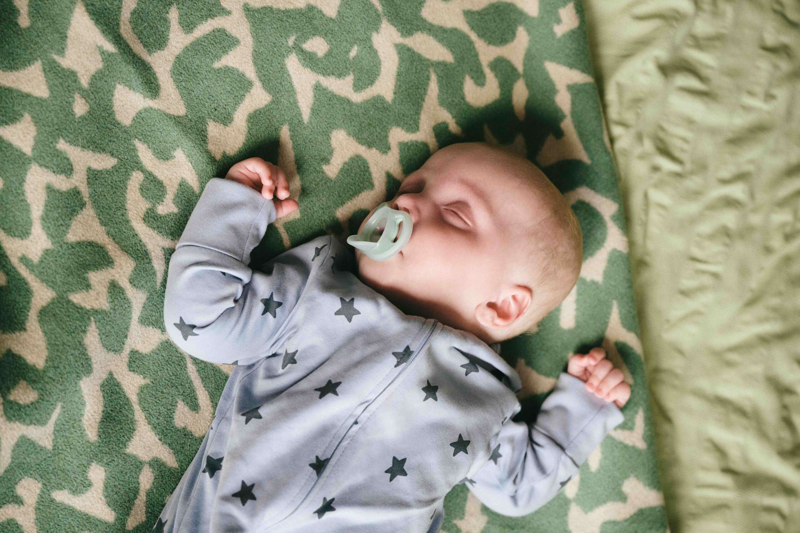 A Guide to Soothing: The Pros and Cons of Dummies